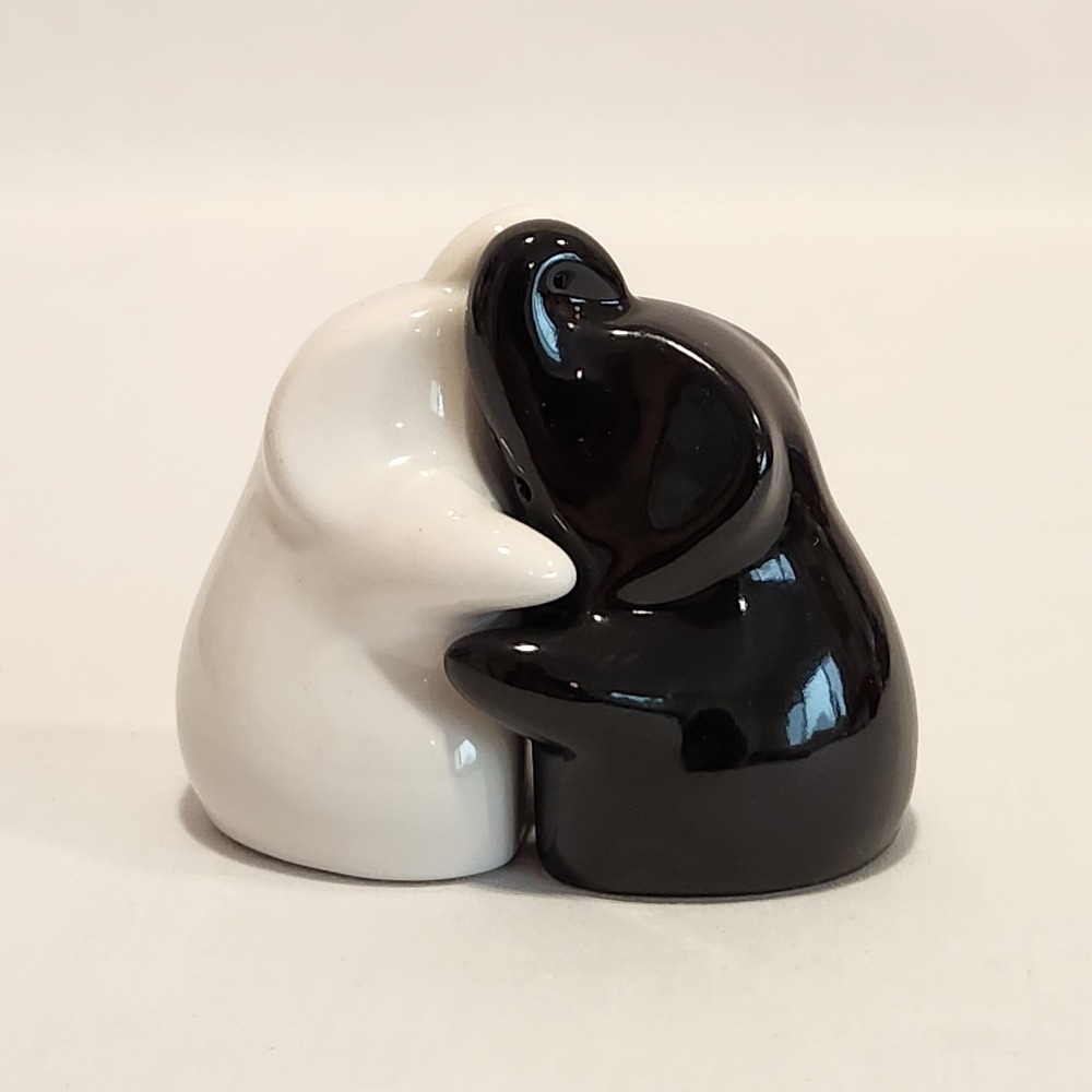 Hugging Elephants Salt‎ and Pepper Shakers Set Black and White Ceramic Novelty
